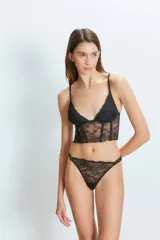 Colaless de encaje negro con elástico fino adornado con corazones plateados.
