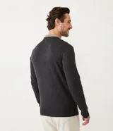 Sweater gris de tejido de punto con cuello redondo y mangas largas. Corte clásico.
