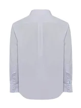 Camisa de vestir a rayas verticales celestes y blancas, de corte regular, con cuello italiano, manga larga y bolsillo en el pecho con logo bordado.