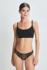 Colaless con estampado animal print y terminaciones de encaje negro.