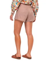 Short color marrón claro de lino orgánico, de tiro alto, calce holgado y bolsillos laterales.