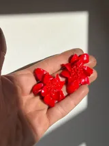 Aros colgantes hechos a mano con forma de flor color borgoña.
