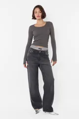 Croptop gris de algodón al cuerpo sin mangas, con detalle de collareta en mangas y cuello, terminación de ruedo recto.