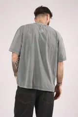 Remera gris de corte holgado y mangas cortas.