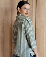 Camisa blanca de mangas 3/4 con cuello mao y botones frontales.