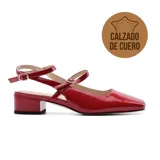 Zapato de vestir de cuero color rojo, con punta fina, doble tira cruzada y hebilla metálica.