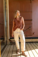 Blusa color beige de tusor con diseño cruzado en el frente, ajustable con lazo interno.