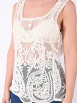 Musculosa color arena con diseño de encaje floral.