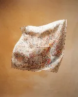 Pañuelo cuadrado de seda 100% natural, con estampado abstracto en tonos tierra, blanco y naranja, inspirado en las raíces de Uruguay.