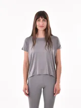 Remera gris de corte holgado y mangas cortas.