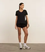 Short deportivo negro, modelo runner, con cintura elástica y calza interior.