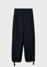 Pantalón negro de corte ancho con cintura elástica y cordón ajustable.