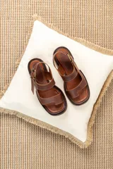 Sandalias negras con plataforma y dos tiras de pelo sintético.