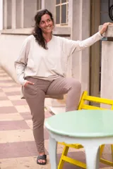 Pantalón ajustado de tiro alto, color gris oscuro jaspeado, confeccionado en lycra de algodón. Presenta faja ancha y bolsillos funcionales delanteros y traseros.