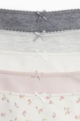 Pack de cinco bombachas tipo brazilian de tiro bajo con refuerzo interior y corte alto atrás. Incluye bombachas lisas en gris oscuro, gris claro, blanco y rosa pálido, y una bombacha estampada con flores pequeñas y ribete de encaje. Todas tienen un pequeño moño decorativo en el centro.