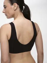 Bralette deportivo color ladrillo, de tejido acanalado.