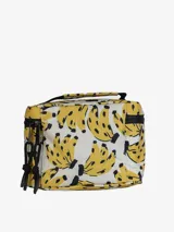 Neceser con estampado de bananas amarillas sobre fondo blanco, cierre superior con cremallera negra y asa superior.