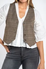 Chaleco marrón con estampado de cuadros, escote en V y cierre frontal con botones.