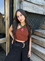 Collar corto con cuentas grandes de acrílico color verde esmeralda y cuentas pequeñas color verde agua. Se cierra con cadena de acero quirúrgico y ganchito para regular el largo.