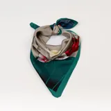 Pañuelo cuadrado de seda color gris con estampado de flores rojas, amarillas y blancas. Tiene un borde inferior verde con diseño geométrico.