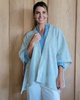 Ruana color beige, tejida con lana suave.