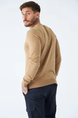 Sweater de algodón con cashmere color beige, de corte clásico, con cuello redondo a la base, puños y dobladillo acanalados y logo bordado en el pecho.