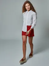 Short de tiro alto color rojo, con bolsillos frontales.