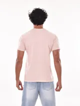 Remera lisa color lila de corte regular.