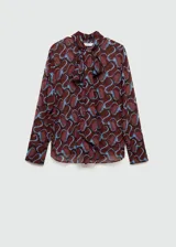 Camisa de manga larga con lazo en el cuello y estampado abstracto en tonos borgoña y celeste.