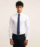 Corbata clásica color borgoña, de tela satinada con textura.