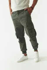Pantalón cargo gris con puños elásticos, corte regular, bolsillos laterales con solapa y pasacintos.
