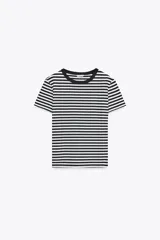 Camiseta marrón de algodón con cuello redondo y mangas cortas.