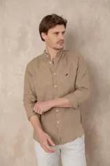 Camisa celeste de lino con cuello mao, corte slim fit, manga larga con puños abotonados y cierre frontal con botones.