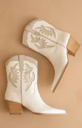Botas cortas de estilo cowboy color blanco con detalles bordados en beige y taco de madera.
