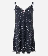 Camisón corto de microfibra color negro con estampado de brillos plateados, breteles finos ajustables y detalle de encaje negro en el escote y ruedo.