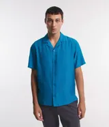 Camisa de hombre color verde claro, corte slim, de manga corta y cuello inglés. Confeccionada en viscosa texturizada.