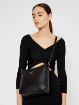Cartera crossbody de cuero negro con cierre y diseño elegante, ideal para uso diario.