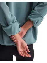 Buzo celeste de Under Armour con logo estampado en el frente.