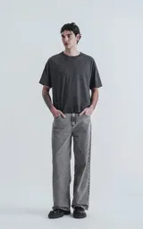 Pantalón gris de denim 100% algodón con lavado clásico color negro y calce wide leg.