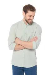Camisa negra de lino con cuello mao y manga larga.