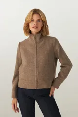 Campera marrón de lana fina, con cuello alto y cierre frontal con cremallera.