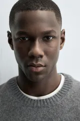 Sweater verde oscuro de punto, con cuello redondo y manga larga. Tejido en hilatura con mezcla de lana y acabados en rib.