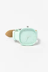 Reloj de pulsera color verde menta, con caja cuadrada y correa de cuero sintético.