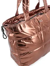 Bolso tipo shopper plateado con diseño acolchado horizontal. Tiene doble asa de hombro y cierre superior con tirador. Incluye bolsillo interior con cierre y compartimento para laptop de hasta 15".