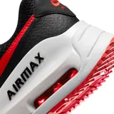 Championes Nike Air Max Systm negros con detalles en rojo y blanco.