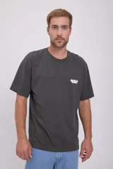 Camiseta gris oscuro de manga corta con cuello redondo y estampado blanco en el pecho.