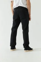 Pantalón de jean celeste de corte recto, con cintura regular y tiro medio. Presenta un pequeño agujero en la rodilla derecha y logo bordado en el bolsillo delantero. Confeccionado en algodón con spandex.