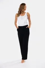 Pantalón de lino y viscosa color negro, con media cintura elastizada, bolsillos laterales y bolsillos decorativos en la parte trasera.