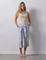 Pantalón capri de lino estampado marca Dash, con pretina ancha elastizada y bolsillos inclinados en la parte delantera.