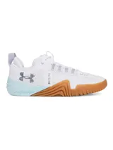 Zapatillas de entrenamiento Under Armour TriBase Reign 6 para mujer, color blanco con suela de goma color caramelo y detalles en celeste. Presentan tres puntos de contacto con el suelo y una parte superior segura.